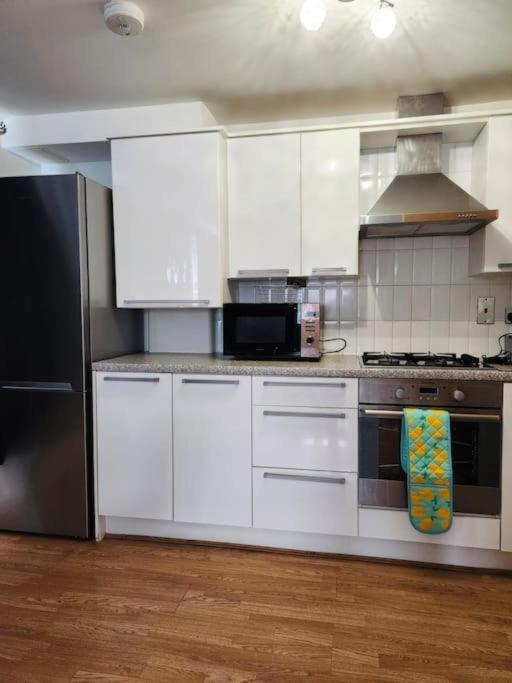 Spacious Ground Floor 2 Bedroom 2 Bathroom Flat In Hatfield Near Hertfordshire University Private Car Park Sleeps 5-6 外观 照片