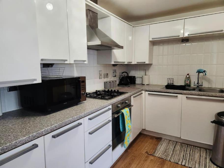 Spacious Ground Floor 2 Bedroom 2 Bathroom Flat In Hatfield Near Hertfordshire University Private Car Park Sleeps 5-6 外观 照片