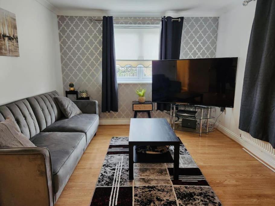 Spacious Ground Floor 2 Bedroom 2 Bathroom Flat In Hatfield Near Hertfordshire University Private Car Park Sleeps 5-6 外观 照片